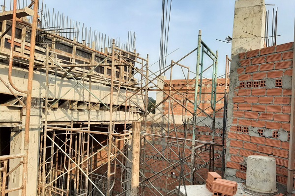 chọn xây nhà trọn gói hay tự thuê nhân công