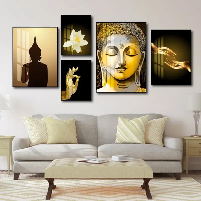 Treo bộ tranh nhỏ với khoảng cách từ 5 cm đến 10 cm giúp tạo nhịp điệu sinh động và sự liên kết chặt chẽ cho mảng tường