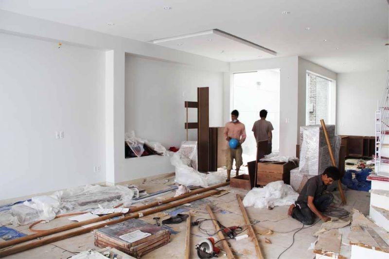 Đội ngũ thợ đang trực tiếp tiến hành thi công, lắp đặt và hoàn thiện các chi tiết tại công trình.