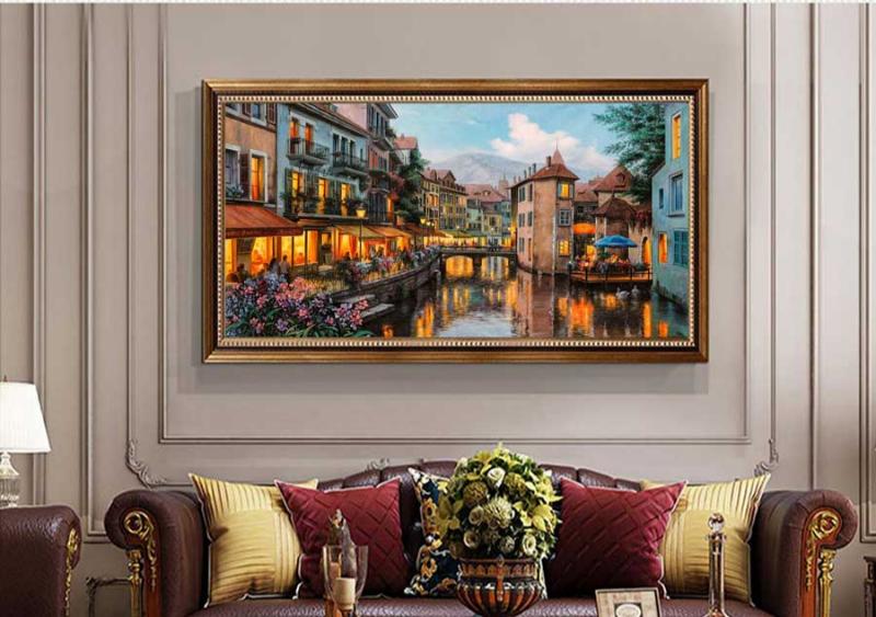 Tranh phong cảnh Châu Âu kết hợp khung mạ vàng sang trọng, tuân thủ tuyệt đối tỷ lệ vàng trên mảng tường