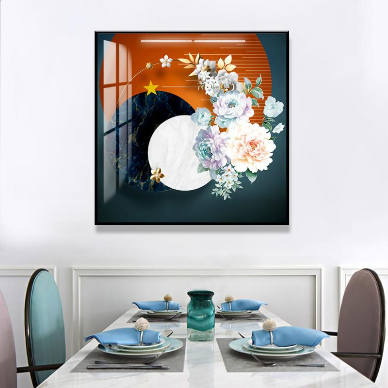 Tranh chủ đề hoa cỏ với màu sắc trang nhã giúp kích thích vị giác và tạo không khí ấm cúng cho bữa cơm gia đình